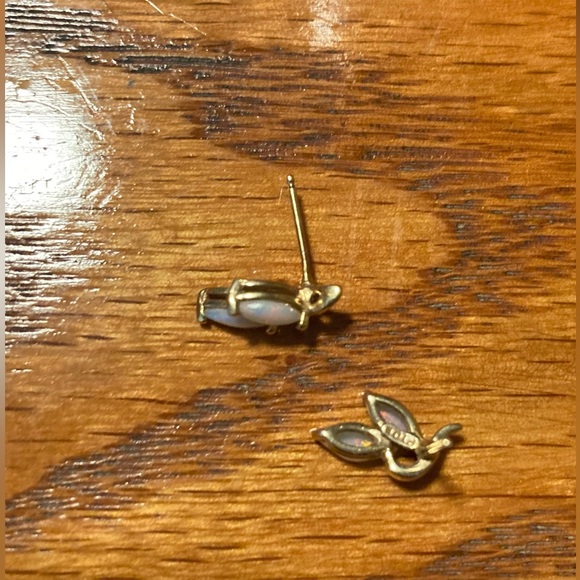 10 Karat gold post earrings with dainty little white fire opal stones - Picture 8 of 16